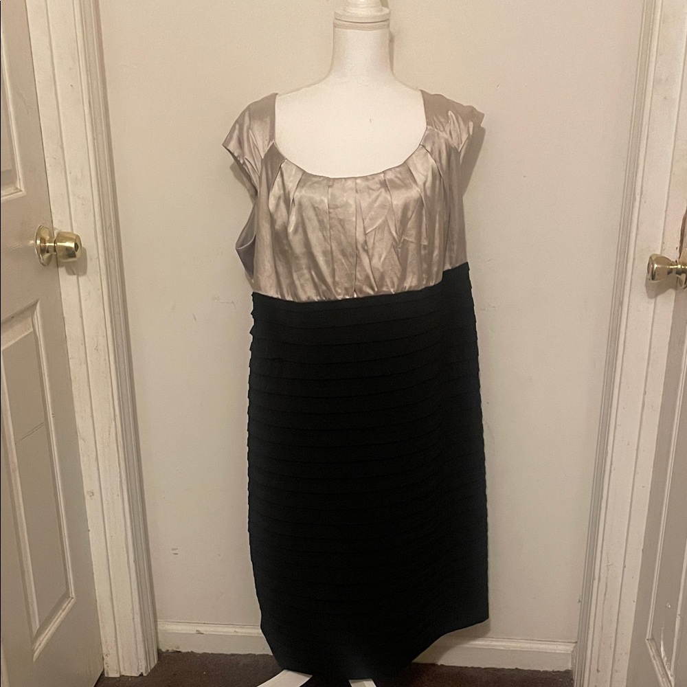 London Times Black and Silver Midi Skirt